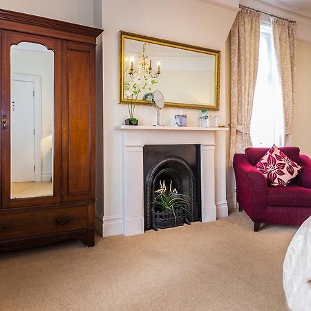 Villiers Lodge Surbiton Екстериор снимка