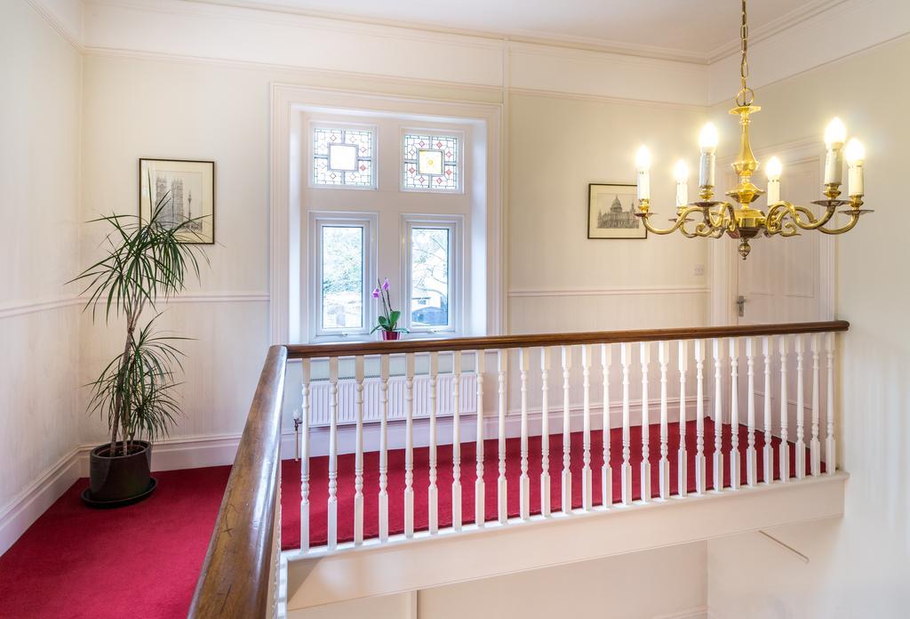 Villiers Lodge Surbiton Екстериор снимка