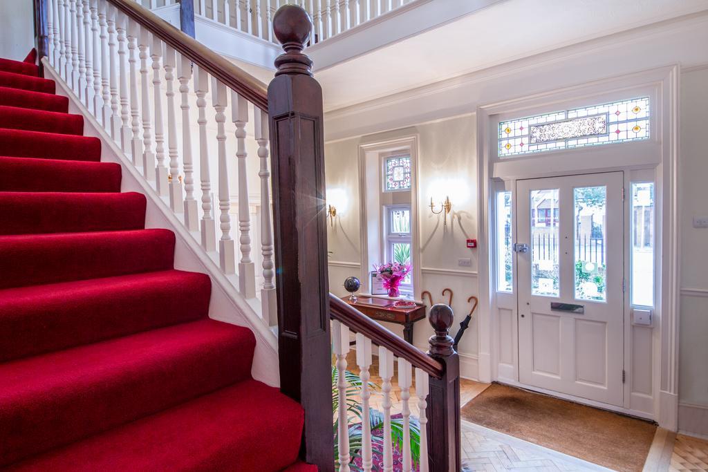 Villiers Lodge Surbiton Екстериор снимка