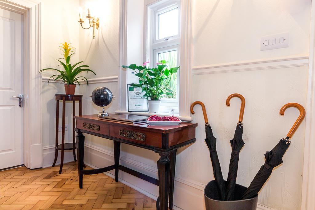 Villiers Lodge Surbiton Екстериор снимка