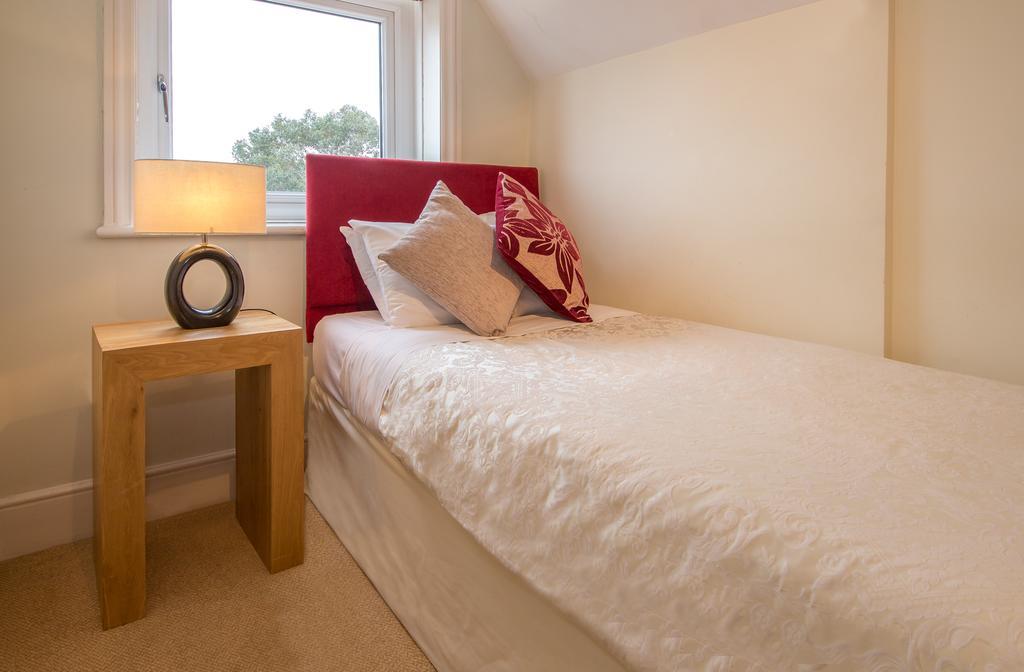 Villiers Lodge Surbiton Екстериор снимка