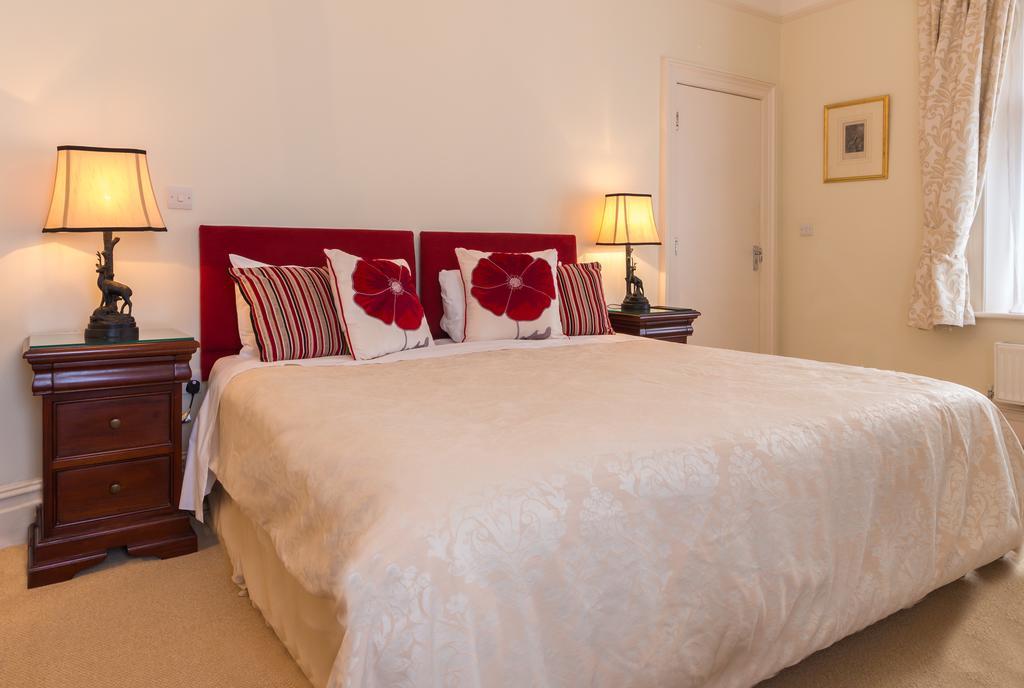 Villiers Lodge Surbiton Екстериор снимка