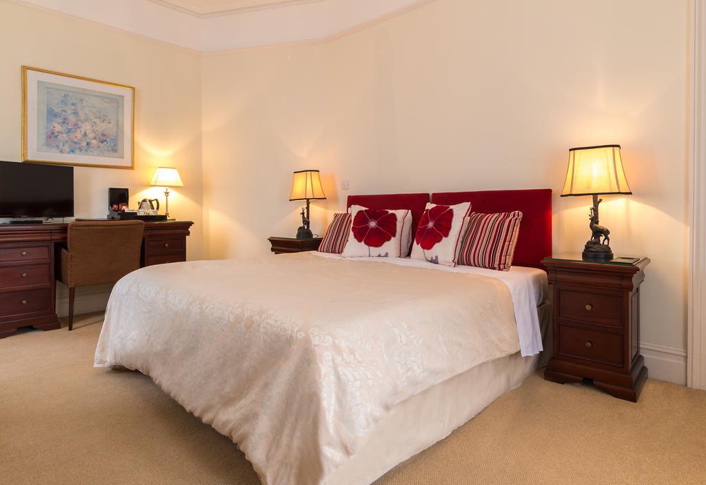 Villiers Lodge Surbiton Екстериор снимка