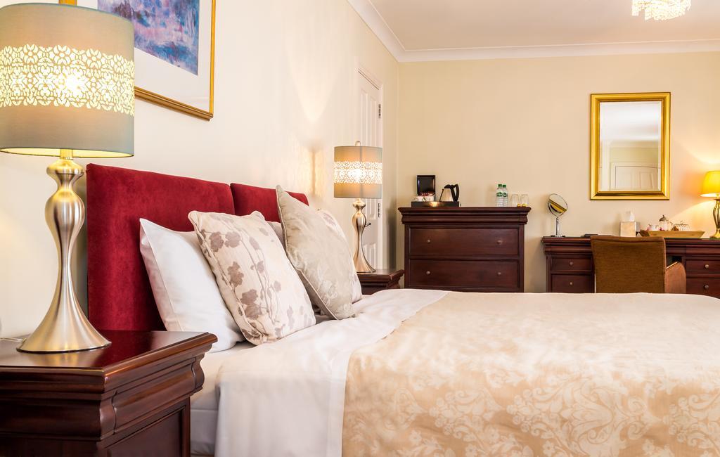 Villiers Lodge Surbiton Екстериор снимка