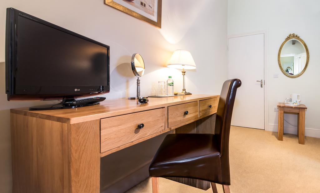 Villiers Lodge Surbiton Екстериор снимка
