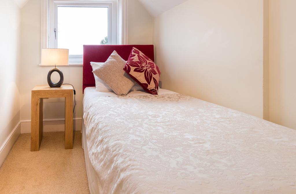 Villiers Lodge Surbiton Екстериор снимка