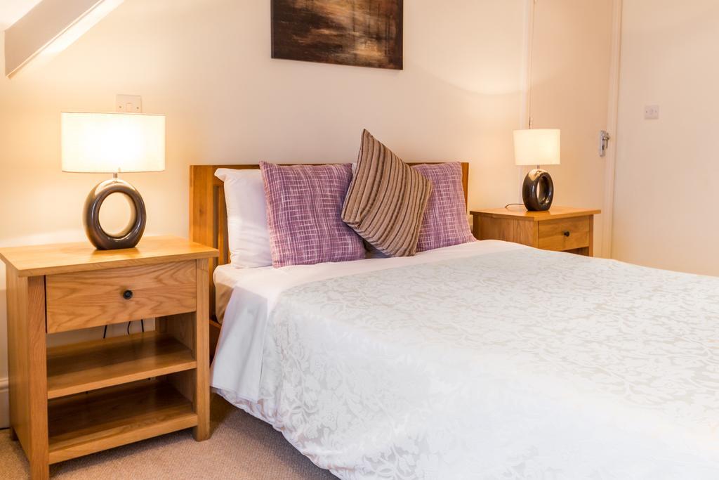 Villiers Lodge Surbiton Екстериор снимка