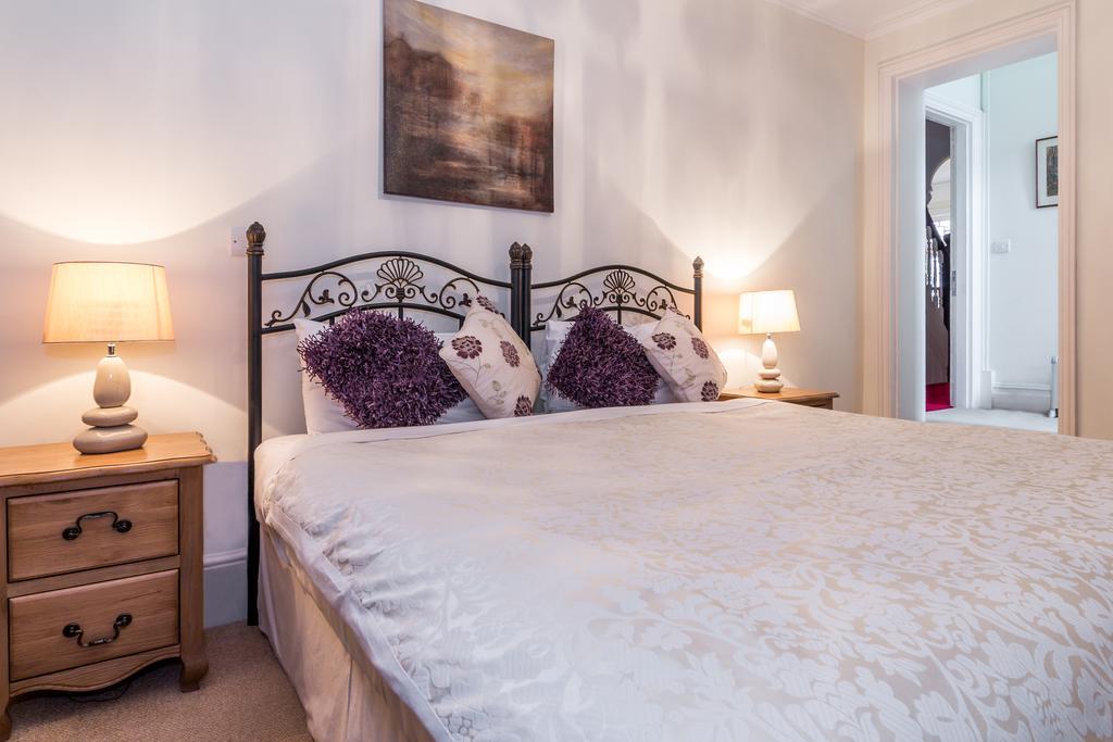 Villiers Lodge Surbiton Екстериор снимка