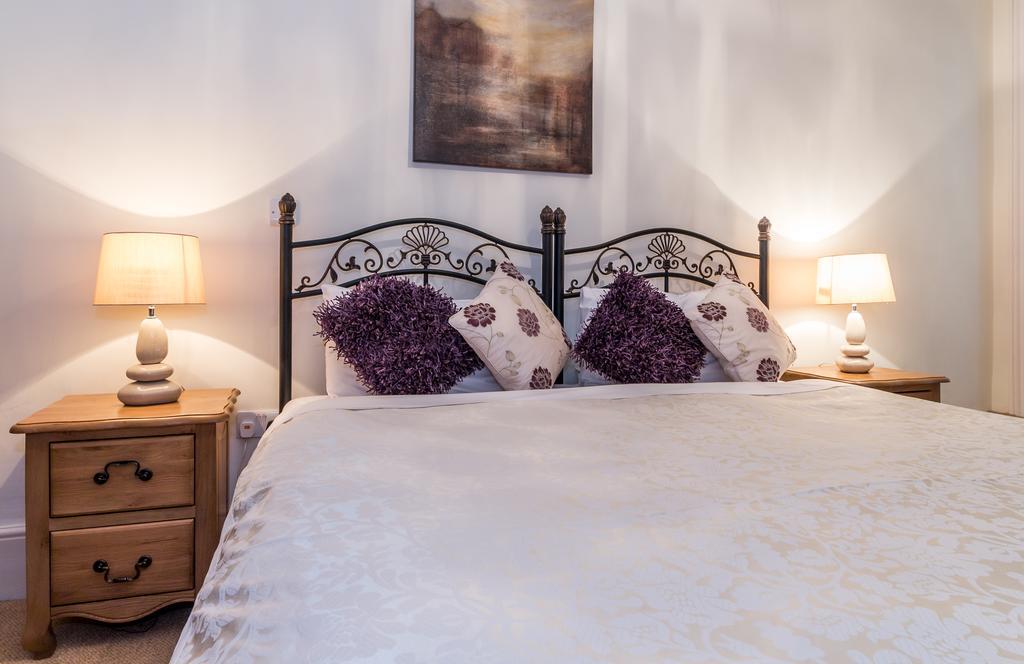 Villiers Lodge Surbiton Екстериор снимка