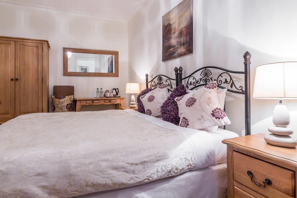 Villiers Lodge Surbiton Екстериор снимка