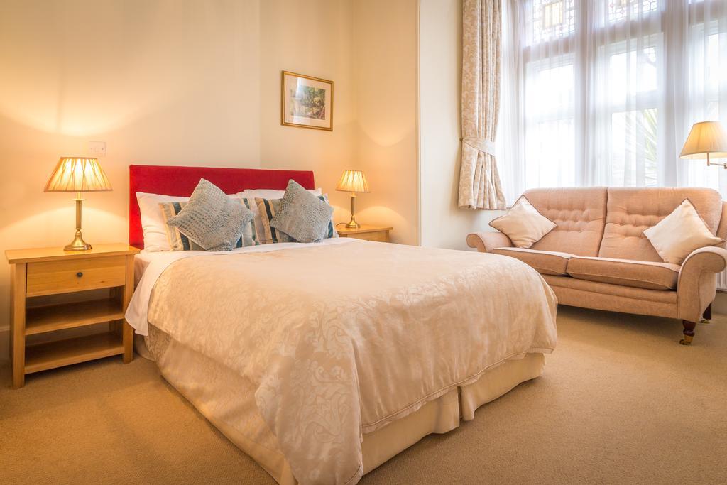 Villiers Lodge Surbiton Екстериор снимка
