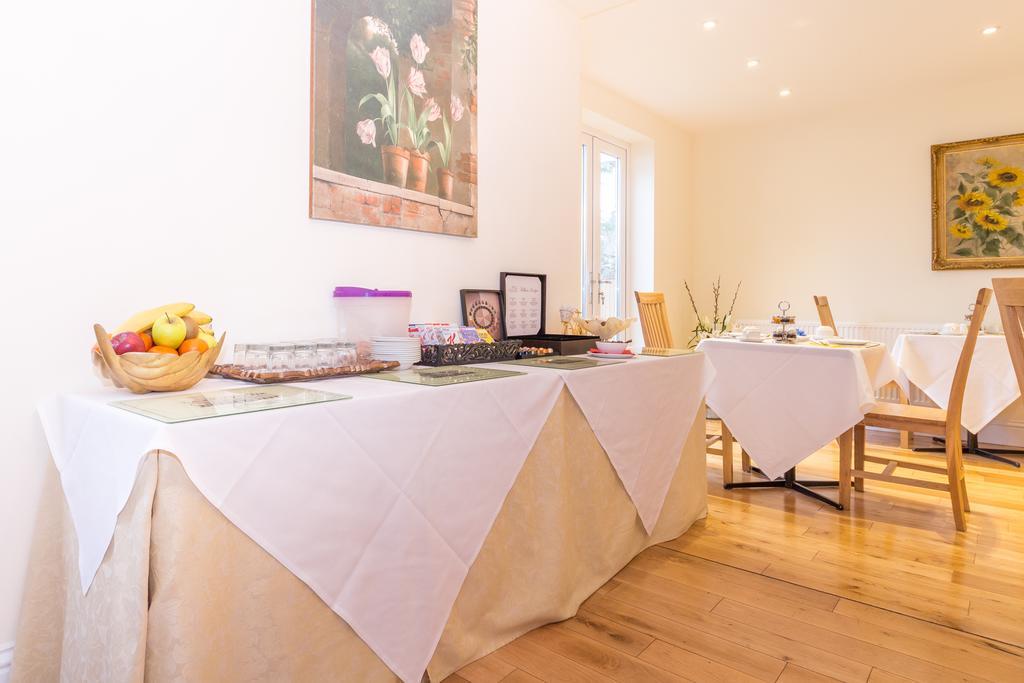 Villiers Lodge Surbiton Екстериор снимка