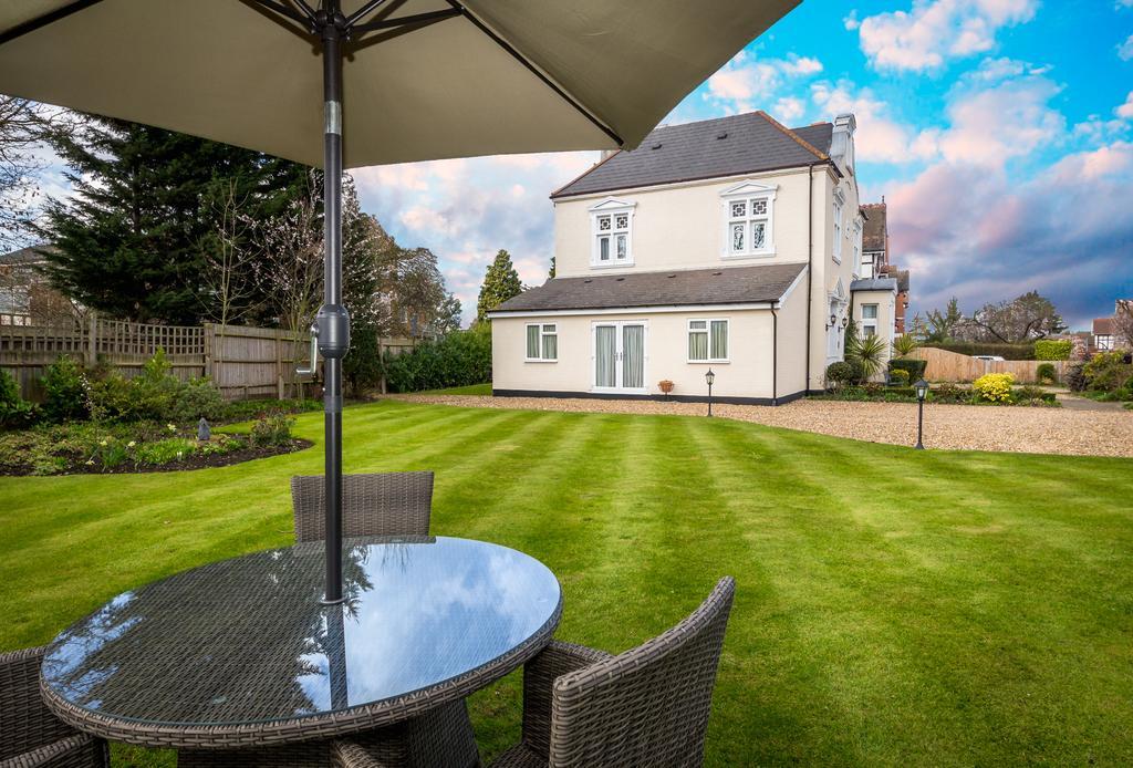 Villiers Lodge Surbiton Екстериор снимка