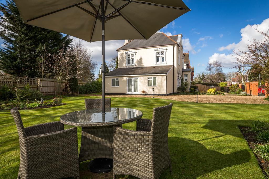 Villiers Lodge Surbiton Екстериор снимка
