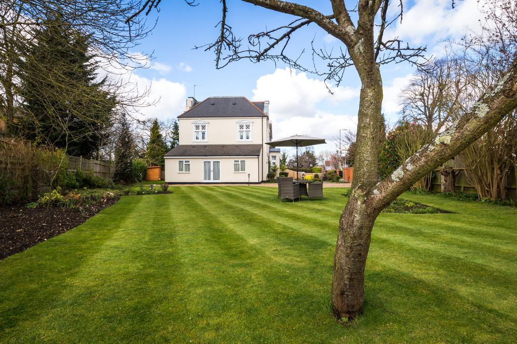 Villiers Lodge Surbiton Екстериор снимка
