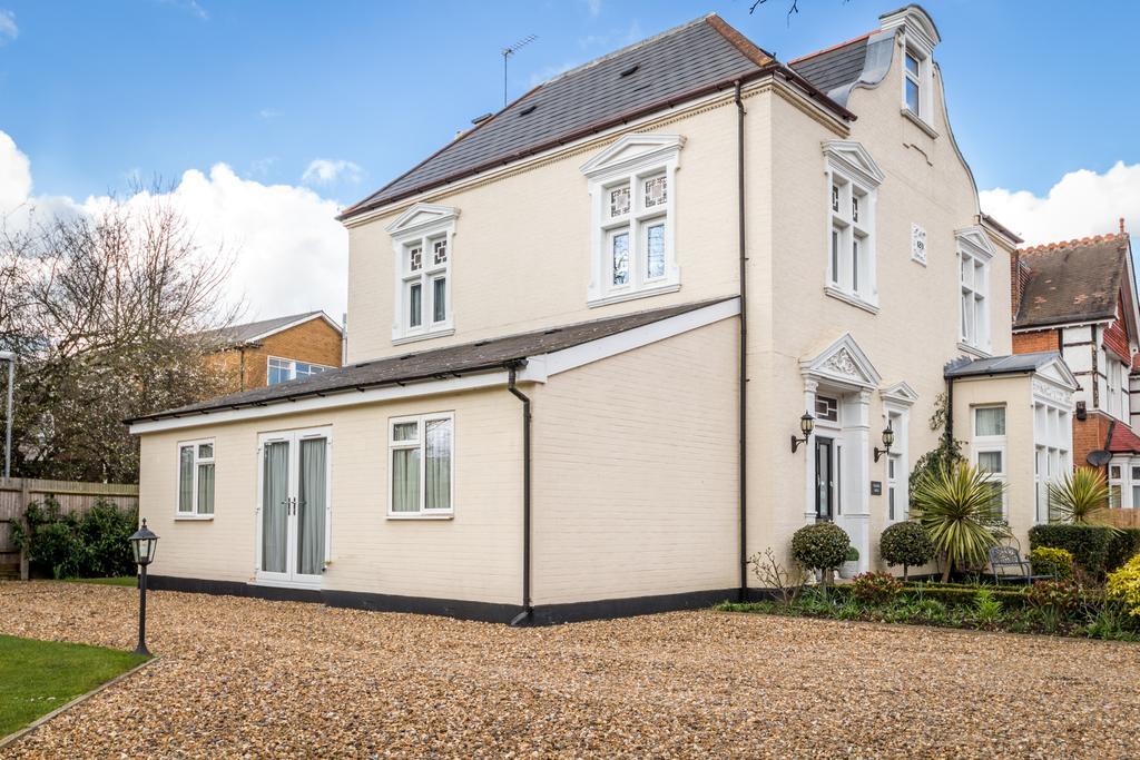 Villiers Lodge Surbiton Екстериор снимка